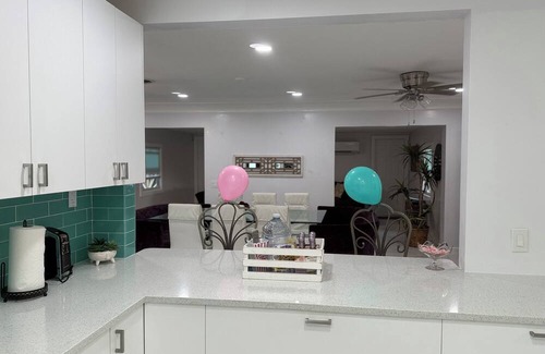 Lake Worth Corridor Resort | tFamily Retreat | Pool, Hot Tub, Game Room & Outdoor Kitchen at Coconut Trail