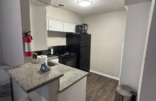 Spring Branch East Apartment | 2-bedroom Apartment Uptown with WiFi, Fitness Room, Pool, AC, Crib, WFH friendly