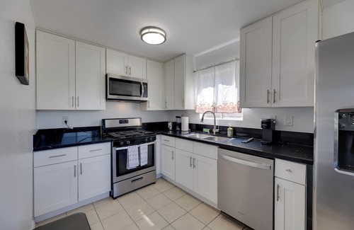 Los Angeles Apartment | 4 Mi to LA Zoo & Griffith Park: Urban Escape!