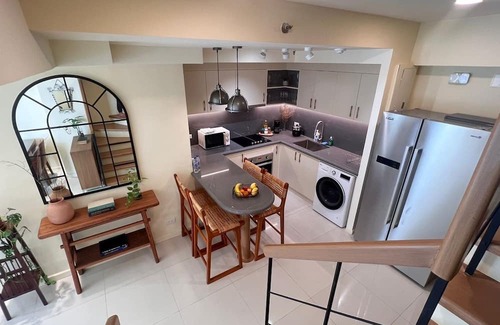 Downtown Apartment | Spacious and Cozy 3-Bedroom Apartment with WiFi, AC in Poblacion Makati