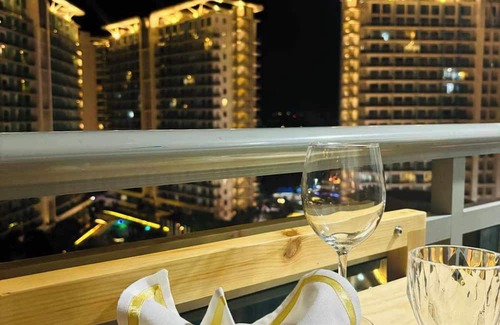 Muntinlupa Apartment | Cozy Studio Apartment with AC, WiFi in welcoming Azure Urban Resort