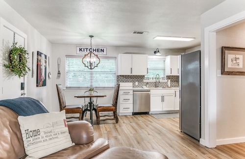 Keller House | Charming 2-bedroom house in lovely Keller with WiFi, AC