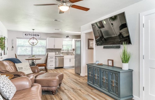 Keller House | Charming 2-bedroom house in lovely Keller with WiFi, AC