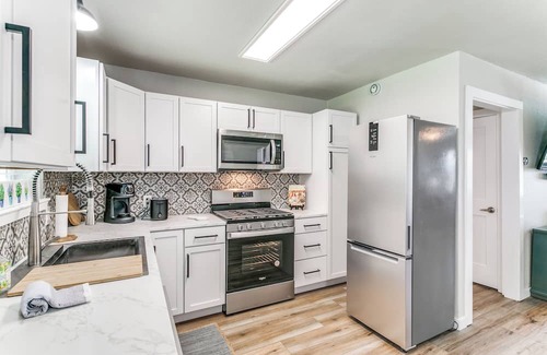 Keller House | Charming 2-bedroom house in lovely Keller with WiFi, AC
