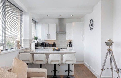 Hove Apartment | 10 minutes from Brighton Pier! | Luxury 2-Bed Hove | Suite Escape