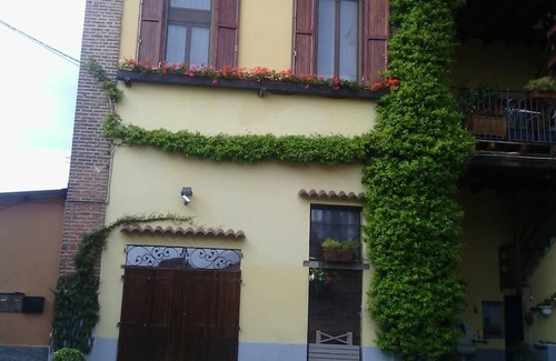 Burago di Molgora Apartment | Apartment 'Rosy' with Private Terrace, Wi-Fi and Air Conditioning