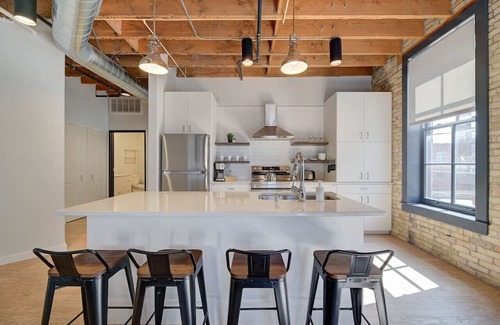 Fifth Ward Apartment | CW | 1 Bed | Walker's Point | Cream City | Luxury