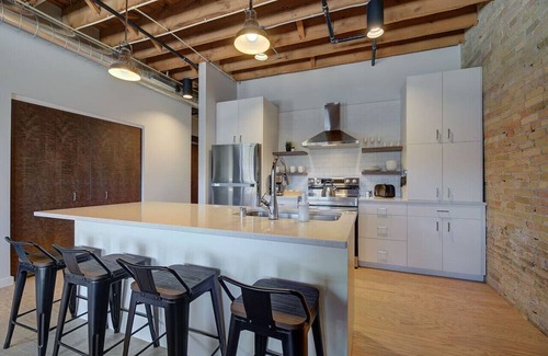 Fifth Ward Apartment | CW | 1 Bed | Walker's Point | Cream City | Luxury