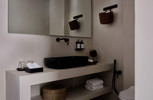 Khalandrion House | Alluring Athens Suite | Artemis Suite | 1 Bedroom | Private Furnished Balcony | Prime Location | Chalandri
