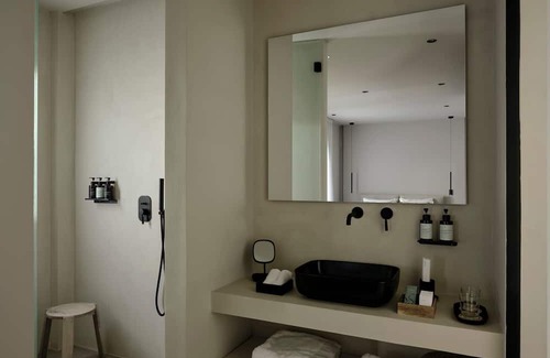 Khalandrion House | Endearing Athens Suite | Helios Suite | 1 Bedroom | Private Furnished Balcony | Prime Location | Chalandri