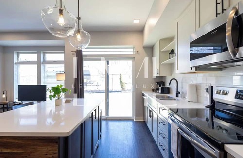 Ohio City House | 2-bedroom Corporate townhome in cool Cleveland with WiFi, AC, fitness room