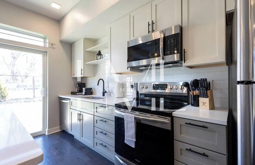 Ohio City House | 2-bedroom Corporate townhome in cool Cleveland with WiFi, AC, fitness room