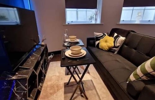 Hove Apartment | Studio by the Sea (close proximity to beach front & centre of town)
