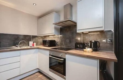 Hove Apartment | Studio by the Sea (close proximity to beach front & centre of town)