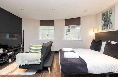 Hove Apartment | Studio by the Sea (close proximity to beach front & centre of town)