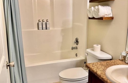 Statesboro House | Cozy bedroom with private bathroom