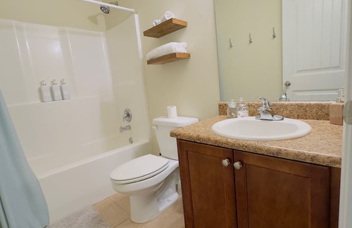 Statesboro House | Cozy bedroom with private bathroom