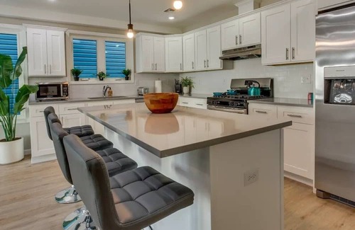 Ampere House | Spacious 6 Bedroom Home with NYC Access & Parking