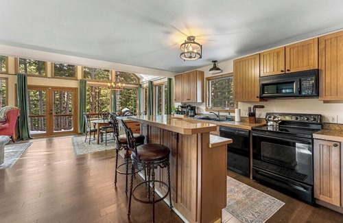 Saint Mary's Cabin | Jake's Cabin · Classic Mountain Retreat with Stunning Views