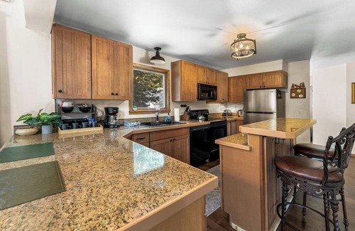 Saint Mary's Cabin | Jake's Cabin · Classic Mountain Retreat with Stunning Views