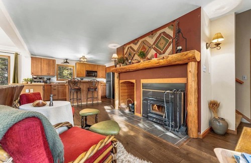 Saint Mary's Cabin | Jake's Cabin · Classic Mountain Retreat with Stunning Views