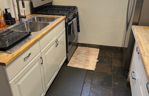 North Rose Hill Apartment | Cozy 1-bedroom apartment in delightful Kirkland with WiFi, AC