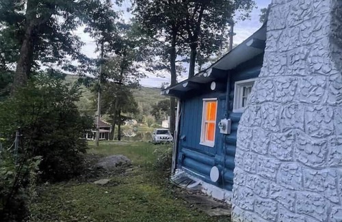 West Milford Cabin | Log Cabin with Great Lake Views