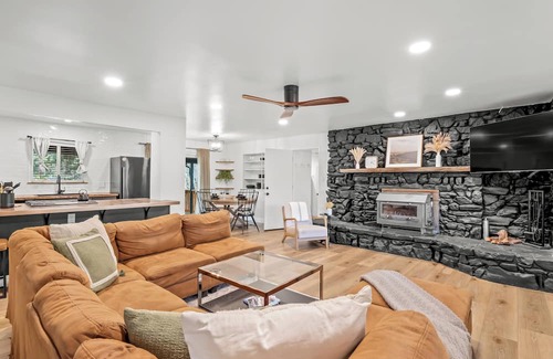 Oakhurst House | 2 Units! 9 Bed/5 Bath, 2 Hot Tubs, 2 Game Rooms! Main House + Barn!