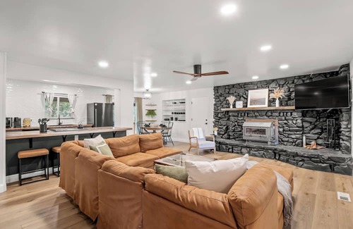 Oakhurst House | 2 Units! 9 Bed/5 Bath, 2 Hot Tubs, 2 Game Rooms! Main House + Barn!