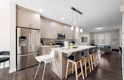 North Central Edmonton House | 4 BR | Pet Friendly | Steps to Stadium & Rogers!