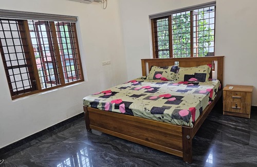 Kochi House | Family friendly 4 bedrooms with airconditioners, spacious, fully equipped house.