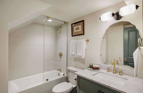 Touro Hotel | Luxury Garden District Retreat With Heated Pool