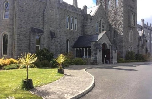 Ballyfarnon House | Kilronan Castle 4 Bedroom House on the Castle Grounds