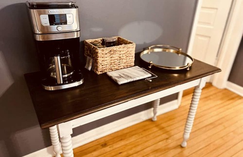 Lakeview Apartment | Mid-Century Modern 2 BD APT | Walk to Wrigley