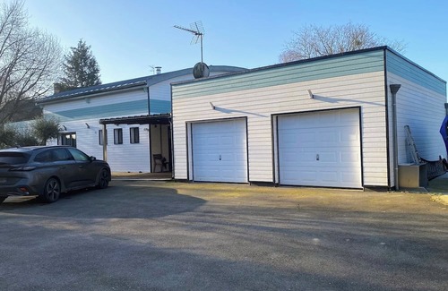 Neant-sur-Yvel House | Green room on ground floor 1 with bathroom in attractive wooden house
