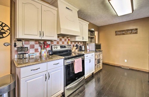 Kodak House | Cozy Cabin | Hot Tub, Views, Near Smoky Mountains!