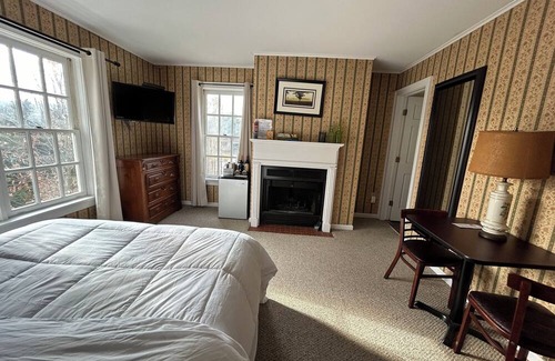 Warrensburg House | The Bond Inn Room #9