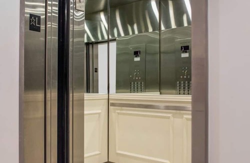 Garment District House | Warm NYC Escape: King Bed Comfort, Unique Artistic Vibe