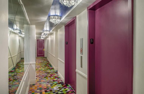 Garment District House | Warm NYC Escape: King Bed Comfort, Unique Artistic Vibe