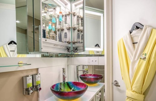 Garment District House | Warm NYC Escape: King Bed Comfort, Unique Artistic Vibe