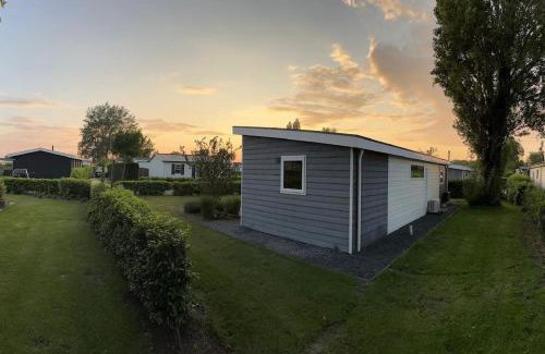 Dordtse Biesbosch Ski Chalet | Vakantiehuisje met riante tuin