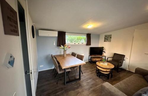 Dordtse Biesbosch Ski Chalet | Vakantiehuisje met riante tuin
