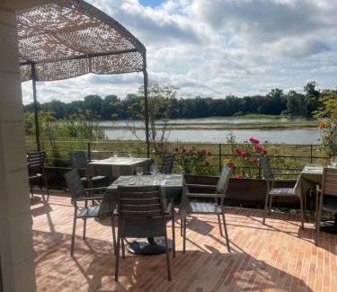 La Chapelle-sur-Loire House | Chambres privées au dessus du restaurant