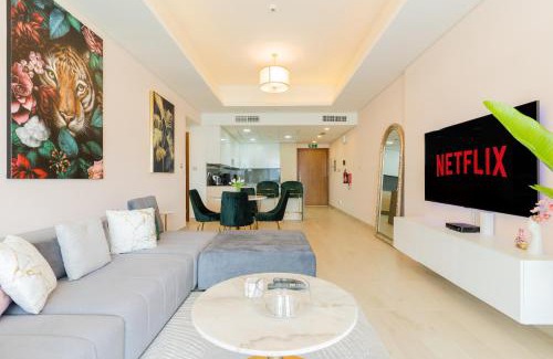 Palm Jumeirah Apartment | Scenic 2BR in Mina Azizi, Palm Jumeirah
