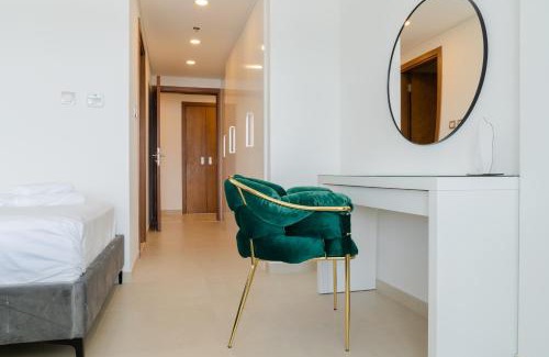Palm Jumeirah Apartment | Scenic 2BR in Mina Azizi, Palm Jumeirah