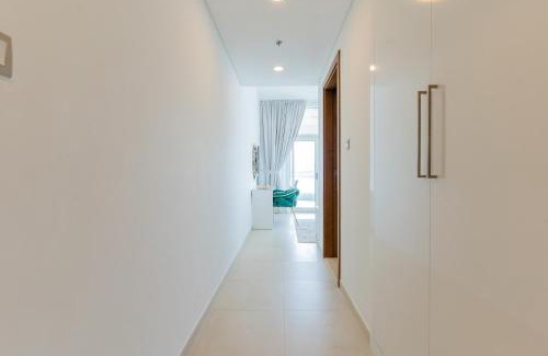 Palm Jumeirah Apartment | Scenic 2BR in Mina Azizi, Palm Jumeirah