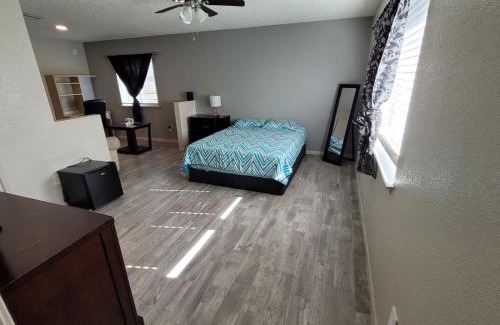 Houston House | Big room with a private bathroom