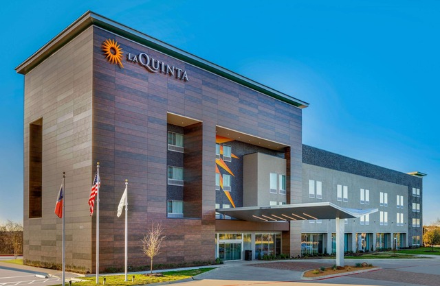 La Quinta Inn & Suites by Wyndham Lewisville
