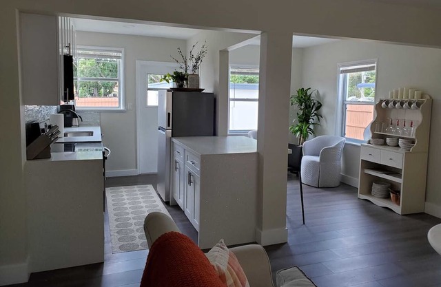 5 Min Walk to the Ave 5 min Drive to the Beach! Pet friendly!