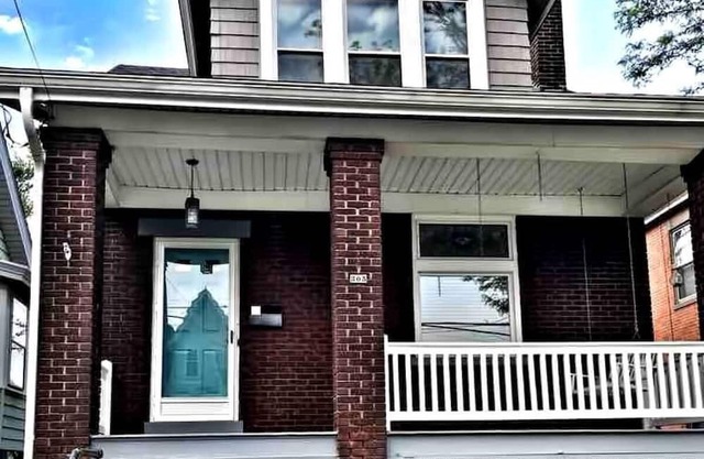 Entire 2 Bedroom Home - Close to Everything